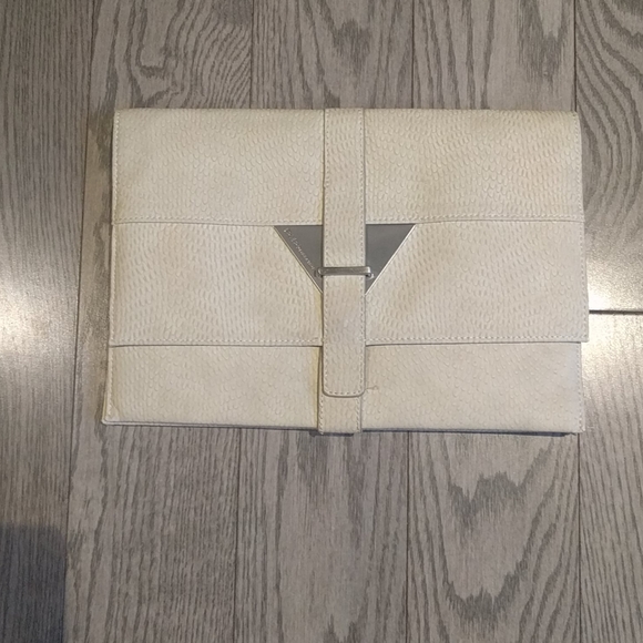 🌸 Beautiful beige couch by BCBG generation 🍀🌸 - Picture 2 of 8